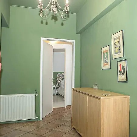 Vintage 3 Bedroom Flat In The Heart Of