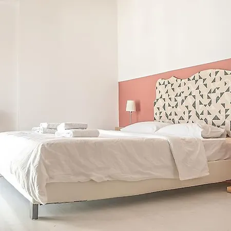 Vintage 3 Bedroom Flat In The Heart Of
