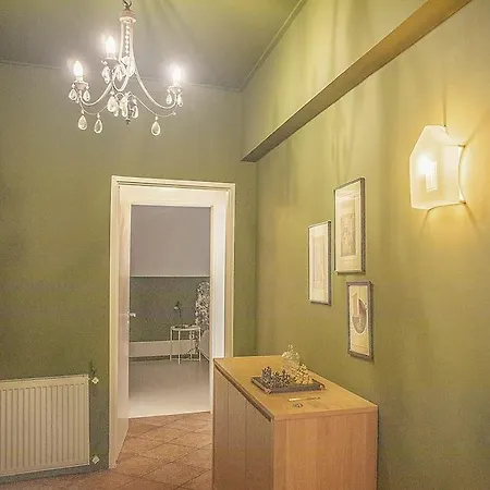 Vintage 3 Bedroom Flat In The Heart Of